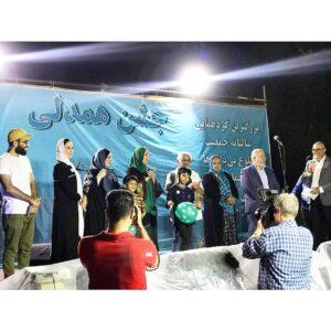 Elham Jafarnezhad Instagram - خدا رو شاکرم بابت ماهی که گذشت
اولین شب ماه رمضان با اتفاقی بی نهایت خاص مبارک شروع شد و بسیار خوشحالم که تونستم مبارک هم تمومش کنم...
مبارک بود چون از دلم و روحم که عاشقانه در این ماه زیست راضی ام و از وجدانم که نسبت به همنوعانش بی تفاوت نبود...
شب تولدم برای حمایت از کودکان کارتن خواب و بیماران اعتیاد به موسسه طلوع بی نشان ها رفتم و در کنار کودکان بهبود یافته بودم،کنار زنان و مردان قهرمانی که تونسته بودند با یاری خداوند و اراده فولادین خودشون به اعتیاد نه بگن و به جامعه برگردند،کودکان مظلوم،دخترای زیبا و پسران شیطونی که حالا می خواستند دوباره کودکی کنند،تعدادی شون در فیلمی به کارگردانی آقای محمد کارت بازی کرده بودند که افتخار تقدیم لوح تقدیرشون رو داشتم.
🌒در قلکی به شکل خانه،با آرزوی اینکه هیچ کارتن خوابی در ایران و هیچ کجا وجود نداشته باشه پول جمع می کردم،با عشق امسال بردم و تقدیم طلوع بی نشان ها کردم...
🌒شبی دیگر با گل پسر نازنین بازیگر خلاق و بسیار باهوش و مهربان محمد شاکری عزیزم که حتما بازی جذابش رو در تاتر الیورتوییست به یاد دارید،برای حمایت از کودکان مبتلا به بیماری دیستروفی رفتیم،تا بهشون بگیم در کنارشون هستیم 
امیدوارم با کمک هایی که اون شب جمع شد بتونن موسسه ای رو مخصوص این بیماران به زودی تاسیس کنند...محمد عزیزم با وجود سن کمش روح بزرگی داره و خودش داوطلبانه برای کمک همراهم آمد...محمد جانم ازت یک دنیا ممنونم بخاطر مهربونیت و بخاطر کادوی تولدی که برام آوردی،خیلی برام ارزشمنده❤
🌒با یاری خداوند مهربان دو روز و دو شب با کمک فرشتگان مهربان تونستیم صد و ده بشقاب مهربانی آماده کنیم و نصفه شب ها بین رفتگران شهرمون تهران پخش کنیم...وااااااای که چه حس و حال زیبایی بود و لبخندشون تمام خستگی هامو در کرد...رفتار تک تک اشون پر از درس بود...چقدر چقدر چقدر آدم حسابی بودند،چقدر انسان،چقدر چشم و دل سیر...
🌟🌟🌟خیلی هاشون اگر سیر بودند یا غذا داشتند تشکر می کردند اما نمی گرفتند و می گفتند غذا داریم...یعنی آدم واقعا حیرت می کرد از اون همه بی نیازی و چشم و دل سیری...
💫عید رو به همه اتون تبریک می گم،امیدوارم ماهتون عاشقانه و پر مهر گذشته باشه و اگر خودتون هم مهر دریافت نکردید،تونسته باشید با دلی دریایی به همنوعانتون مهر بورزید...باشد که کائنات هزاران هزار برابر خیر،برکت و عشق بهتون برگردونه.
💌#ماه_عسل #ماه_عشق #ماه_رمضان #ماه_مهربانی #ماه_خرداد #مبارک 
#عشق #مهربانی #کودکان_کارتن_خواب 
#بیماران_اعتیاد #رفتگران #چشم_و_دل_سیر #بیماران_دیستروفی 
#بشقاب_مهربانی