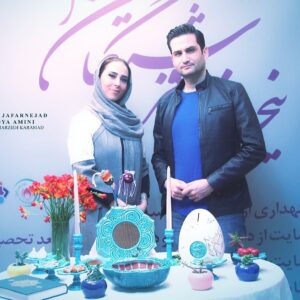Elham Jafarnezhad Instagram - یک روز بی نظیر سرشار از عشق
در بازارچه خیریه باز باران 
عکس ها رو لطفا ورق بزنید ----------------------------------------------------------------------
پ.ن:سومین و آخرین روز بازارچه خیریه باز باران 
مصادف شد امسال با روز زن،روز مادر...
گلی که در عکس ها در دستان من هست و شباهت به گل محبوب ِ شازده کوچولو داره رو با عشق تمام برای بانو پوری بنایی عزیزم گرفتم و به سمت خیریه رفتم...
در بدو ورودم حسابی سورپریز شدم از دیدن 
دوست و همکار بسیار عزیزم آقای #پویا_امینی،سالها پیش سریالی رو بازی می کردم (خورشید و ماه) که ایشون نقش جوانی های پدر بزرگ من رو بازی کرده بودند و دو،سه سال پیش هم در تاتر (#کابوس_ شب_ نیمه_ آذر )من نقش مادر پویا جان رو بازی کردم! (البته با گریم سنگین) و خیلی با نمک بود که تا همو دیدیم گفت:مادر روزت مبارک و بازدید ما از بازارچه و در کنار عزیزان بودن با کلی خنده شروع شد،بخاطر اصالت،پاکی،و ادب و همکاری های خوبمون به شدت برای من عزیز و قابل احترامه...
بانو #پوری_بنایی عزیزم رو در آغوش گرفتم و گل اشون رو با تبریک تقدیمشون کردم و خیلی خوشحال شدم از حضور جناب #امیر_حسین_قهرایی کارگردانی که با کارهای نوستالژیک اشون کلی خاطره در کودکی مون ساختیم
سریال #علی_کوچولو ،سریال #چاق_لاغر و البته بعدها با #دوربین_مخفی هایی که ساختند و دیدیم کلی همه ما رو خندوندند...
و جناب هومن جوادی ورزشکار محترم ...
خیلی خوشحالم که برای چندمین بار امسال هم در آخرین روزهای سال افتخار حضور در موسسه زینب کبری رو داشتم و یک دنیا عشق گرفتم
در کنار تک تک کسانی که با عشق و مهربانی برای انجام کار خیر آنجا بودند❤
عکاسان عزیز خانم ها:مرضیه کارآمد و نگار پور بحری