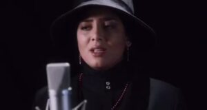 Elham Jafarnezhad Instagram - در ابریشم عادت آسوده بودم
تو با حال پروانه من چه کردی؟
ننوشیده از جام چشم تو مستم
خمار است میخانه من،چه کردی؟
مگر لایق تکیه دادن نبودم؟
تو با حسرت شانه من چه کردی؟
--------------------------------------------پ.ن:سریال عاشقانه اونم عاشقانه ای با قلم بانو #نغمه ثمینی و جناب #حسن_فتحی مثل سریال شهرزاد،حتی قلب کسی که توو زندگیش طعم عشقُ نچشیده باشه رو هم به درد میاره...
مخصوصا اگر این حال عاشقی
تلفیق بشه با ترانه های #دکتر_افشین_یداللهی که به نظرم 
روح بزرگشون وصل بود به دنیای ناشناخته ها...
قسمت چهاردهم شهرزاد با این ترانه و با اجرای بسیار خاص و پر احساس #امین_بانی و #فرناز_ملکی 
تلنگری بود به شیشه شکسته دل و بغضی که توو گلو بد جوری گیر کرده بود.
به به ...به این آهنگ و تنظیم خوب ِ امیر خان  توسلی.
به به ... به این اجرا و به به...به این احساس خوب 👌👏👏💔
روحتون شاد افشین خان،چقدر 
زود رفتید!...
------------------------------------------
متن ترانه:
تو با قلب ویرانه من چه کردی
ببین عشق دیوانه من چه کردی
در ابریشم عادت آسوده بودم
تو با حال پروانه من چه کردی؟
ننوشیده از جام چشم تو مستم
خمار است میخانه من،چه کردی؟
مگر لایق تکیه دادن نبودم؟
تو با حسرت شانه من چه کردی؟
مرا خسته کردی و خود خسته رفتی..
سفر کرده با خانه من چه کردی؟
جهان من از گریه ات خیس باران
تو با سقف کاشانه من چه کردی؟
#زنده_یاد_دکتر_افشین_یداللهی --------------------------------------------
@afshinyadollahi 
@farnazmaleki.public
@amin_bani