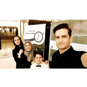 Elham Jafarnezhad Instagram - خدا رو شاکرم بابت ماهی که گذشت
اولین شب ماه رمضان با اتفاقی بی نهایت خاص مبارک شروع شد و بسیار خوشحالم که تونستم مبارک هم تمومش کنم...
مبارک بود چون از دلم و روحم که عاشقانه در این ماه زیست راضی ام و از وجدانم که نسبت به همنوعانش بی تفاوت نبود...
شب تولدم برای حمایت از کودکان کارتن خواب و بیماران اعتیاد به موسسه طلوع بی نشان ها رفتم و در کنار کودکان بهبود یافته بودم،کنار زنان و مردان قهرمانی که تونسته بودند با یاری خداوند و اراده فولادین خودشون به اعتیاد نه بگن و به جامعه برگردند،کودکان مظلوم،دخترای زیبا و پسران شیطونی که حالا می خواستند دوباره کودکی کنند،تعدادی شون در فیلمی به کارگردانی آقای محمد کارت بازی کرده بودند که افتخار تقدیم لوح تقدیرشون رو داشتم.
🌒در قلکی به شکل خانه،با آرزوی اینکه هیچ کارتن خوابی در ایران و هیچ کجا وجود نداشته باشه پول جمع می کردم،با عشق امسال بردم و تقدیم طلوع بی نشان ها کردم...
🌒شبی دیگر با گل پسر نازنین بازیگر خلاق و بسیار باهوش و مهربان محمد شاکری عزیزم که حتما بازی جذابش رو در تاتر الیورتوییست به یاد دارید،برای حمایت از کودکان مبتلا به بیماری دیستروفی رفتیم،تا بهشون بگیم در کنارشون هستیم 
امیدوارم با کمک هایی که اون شب جمع شد بتونن موسسه ای رو مخصوص این بیماران به زودی تاسیس کنند...محمد عزیزم با وجود سن کمش روح بزرگی داره و خودش داوطلبانه برای کمک همراهم آمد...محمد جانم ازت یک دنیا ممنونم بخاطر مهربونیت و بخاطر کادوی تولدی که برام آوردی،خیلی برام ارزشمنده❤
🌒با یاری خداوند مهربان دو روز و دو شب با کمک فرشتگان مهربان تونستیم صد و ده بشقاب مهربانی آماده کنیم و نصفه شب ها بین رفتگران شهرمون تهران پخش کنیم...وااااااای که چه حس و حال زیبایی بود و لبخندشون تمام خستگی هامو در کرد...رفتار تک تک اشون پر از درس بود...چقدر چقدر چقدر آدم حسابی بودند،چقدر انسان،چقدر چشم و دل سیر...
🌟🌟🌟خیلی هاشون اگر سیر بودند یا غذا داشتند تشکر می کردند اما نمی گرفتند و می گفتند غذا داریم...یعنی آدم واقعا حیرت می کرد از اون همه بی نیازی و چشم و دل سیری...
💫عید رو به همه اتون تبریک می گم،امیدوارم ماهتون عاشقانه و پر مهر گذشته باشه و اگر خودتون هم مهر دریافت نکردید،تونسته باشید با دلی دریایی به همنوعانتون مهر بورزید...باشد که کائنات هزاران هزار برابر خیر،برکت و عشق بهتون برگردونه.
💌#ماه_عسل #ماه_عشق #ماه_رمضان #ماه_مهربانی #ماه_خرداد #مبارک 
#عشق #مهربانی #کودکان_کارتن_خواب 
#بیماران_اعتیاد #رفتگران #چشم_و_دل_سیر #بیماران_دیستروفی 
#بشقاب_مهربانی