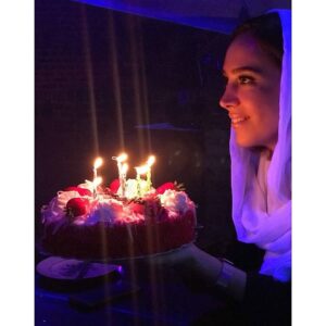 Elham Jafarnezhad Instagram - من به هیأتِ «ما» زاده شدم
به هیأتِ پُرشکوهِ انسان
تا در بهارِ گیاه به تماشای 
رنگین‌کمانِ پروانه بنشینم
غرورِ کوه را دریابم 
و هیبتِ دریا را بشنوم
... انسان زاده شدن تجسّدِ وظیفه بود
توانِ دوست‌داشتن و دوست‌ داشته‌شدن
...
پ.ن:همیشه در حال شکرگویی هستیم،اما انگار نوع شکر گویی صبح تولدمون جور دیگه است.‌‌..دیروز صبح که چشم باز کردم خدا رو شکر کردم برای دوباره بیدار شدن،برای تعداد بهارهایی که دیدم،برای تعداد نفس هایی که تا حالا کشیدم،بخاطر تمام مهرش نسبت به  من و بخاطر تمام نعمت هاش...برای مادرم یادداشتی نوشتم و ازش تشکر کردم بخاطر اینکه زندگی رو به من هدیه داد...
همیشه خدا رو شکر کردم که زادهء عشقم و فرزند دختر و پسر عاشقی که کم از عشاق توو قصه ها نداشتند...پدرم تا آخرین نفسش عاشق مادرم بود و مادرم همیشه با افتخار و غرور  بهم می گه تو زادهء عشقی... عشق در وجود من نهادینه است و عنصر اصلی ِ وجودمه...بنابراین شاید بشه هوا رو من گرفت ولی عشق رو هرگز...❤
✔✔✔بی نهایت بی نهایت ممنونم بخاطر اینهمه محبت،اینهمه مهری که با تبریک های زیباتون نثارم کردید،تک تک تماس ها،ایمیل ها،اس ام اس ها و کامنت ها همه و همه برام پیام آوره عشقه و هیچی مهم تر از این نیست که جات توو قلب آدم ها باشه...ببخشید که قادر نیستم تک به تک جواب بدم و قدر دانی کنم،اما قدردان همه اتون هستم،یک آمین بلند گفتم و می گم بعد از خوندن آرزوهای زیبا و دعاهای دلنشین اتون...
مهرتون پایدار❤
آرزو جان،صنم جان ممنونم از ثبت این لحظات قشنگ و پر خاطره و ممنونم از سورپرایزهای خانواده عزیزم و دوستان خوشگلم،مرسی دخترای گل که کنارم بودید و تنهام نذاشتید🍭