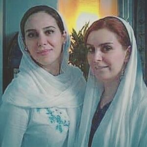 Elham Jafarnezhad Instagram - همه میگن که تو رفتی 
 
 همه میگن که تو نیستی‌
 
همه میگن که تنت رو به فرشته ها سپردی سپردی 
  دروغه...دروغه...دروغه 😔😢💔

---------------------------- 
همیشه میگفتی: الی خوش بحالت با مامان بزرگم خدا بیامرز فیلم بازی کردی...
چه زود به آغوشش شتافتی...!!!!💔💔💔

از دیشب دو ماه در آسمان هست 

تو نه فقط ماه چهره که ماه طینت بودی زیبایِ من.
در باورم نمی گنجه و زبانم نمی چرخه  برای عرض تسلیت 
نه تنها شریک غمم،بلکه از لحظه ای که شنیدم خود ِ غمم 💔😔
عرض تسلیت و همدردی دارم با خانواده محترم خلیلی،همسر گرامی ماه چهره عزیزم و پرواز کوچولو که پرواز مادر ِ زیبا را چه زود دید.

#ماهچهره_خلیلی 
#ماه_چهره_خلیلی
#هنرمند_اصیل 
#هنرمندان_اصیل 
#هنرمندان_اصیل_هرگز_نمیمیرند
#تسلیت 
#تسلیت_به_ دوستان_و_دوستدارانش 
#دوست #ماه