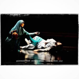 Elham Jafarnezhad Instagram - تاتر یعنی عاشقی کردن بر روی صحنه 
روز جهانی تاتر رو به عاشقان تاتر تبریک می گم 🎭
🔴عکس ها رو ورق بزنید
#من_عاشق_تاترم 
#الهام_جعفرنژاد 
#بازیگر_تاتر
#نمایش_سهروردی 
#تالار_وحدت 
#۱۳۹۶