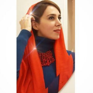 Elham Jafarnezhad Instagram - شالم را از روی گوش هایم کنار زدم
تا صدای رفتن پاییز را بهتر بشنوم
رفتگر آخرین برگ های خشک و زرد را جارو می کرد و زیر لب دعا می خواند 
در دل برایش آمین گفتم
دو تکه نور از آسمان پایین افتاد
یقین دارم
از بال های مرغ آمین بود  یکی را لای موهایم قایم می کنم
برای شب های سرد زمستان
و یکی را به مرد رفتگر می دهم 
در این شب طولانی💫
#الف_ج

پ.ن:پیش به سوی یلدا بازی...
دعا می کنم توو زمستون دل هاتون گرم باشه و پر نور
یلداتون مبارک ❤

عکس همین الان
#خویش_انداز 😉
#آینه
#شب_یلدا