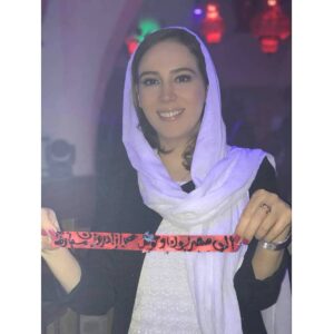 Elham Jafarnezhad Instagram - من به هیأتِ «ما» زاده شدم
به هیأتِ پُرشکوهِ انسان
تا در بهارِ گیاه به تماشای 
رنگین‌کمانِ پروانه بنشینم
غرورِ کوه را دریابم 
و هیبتِ دریا را بشنوم
... انسان زاده شدن تجسّدِ وظیفه بود
توانِ دوست‌داشتن و دوست‌ داشته‌شدن
...
پ.ن:همیشه در حال شکرگویی هستیم،اما انگار نوع شکر گویی صبح تولدمون جور دیگه است.‌‌..دیروز صبح که چشم باز کردم خدا رو شکر کردم برای دوباره بیدار شدن،برای تعداد بهارهایی که دیدم،برای تعداد نفس هایی که تا حالا کشیدم،بخاطر تمام مهرش نسبت به  من و بخاطر تمام نعمت هاش...برای مادرم یادداشتی نوشتم و ازش تشکر کردم بخاطر اینکه زندگی رو به من هدیه داد...
همیشه خدا رو شکر کردم که زادهء عشقم و فرزند دختر و پسر عاشقی که کم از عشاق توو قصه ها نداشتند...پدرم تا آخرین نفسش عاشق مادرم بود و مادرم همیشه با افتخار و غرور  بهم می گه تو زادهء عشقی... عشق در وجود من نهادینه است و عنصر اصلی ِ وجودمه...بنابراین شاید بشه هوا رو من گرفت ولی عشق رو هرگز...❤
✔✔✔بی نهایت بی نهایت ممنونم بخاطر اینهمه محبت،اینهمه مهری که با تبریک های زیباتون نثارم کردید،تک تک تماس ها،ایمیل ها،اس ام اس ها و کامنت ها همه و همه برام پیام آوره عشقه و هیچی مهم تر از این نیست که جات توو قلب آدم ها باشه...ببخشید که قادر نیستم تک به تک جواب بدم و قدر دانی کنم،اما قدردان همه اتون هستم،یک آمین بلند گفتم و می گم بعد از خوندن آرزوهای زیبا و دعاهای دلنشین اتون...
مهرتون پایدار❤
آرزو جان،صنم جان ممنونم از ثبت این لحظات قشنگ و پر خاطره و ممنونم از سورپرایزهای خانواده عزیزم و دوستان خوشگلم،مرسی دخترای گل که کنارم بودید و تنهام نذاشتید🍭