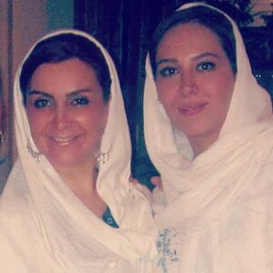 Elham Jafarnezhad Instagram - همه میگن که تو رفتی 
 
 همه میگن که تو نیستی‌
 
همه میگن که تنت رو به فرشته ها سپردی سپردی 
  دروغه...دروغه...دروغه 😔😢💔

---------------------------- 
همیشه میگفتی: الی خوش بحالت با مامان بزرگم خدا بیامرز فیلم بازی کردی...
چه زود به آغوشش شتافتی...!!!!💔💔💔

از دیشب دو ماه در آسمان هست 

تو نه فقط ماه چهره که ماه طینت بودی زیبایِ من.
در باورم نمی گنجه و زبانم نمی چرخه  برای عرض تسلیت 
نه تنها شریک غمم،بلکه از لحظه ای که شنیدم خود ِ غمم 💔😔
عرض تسلیت و همدردی دارم با خانواده محترم خلیلی،همسر گرامی ماه چهره عزیزم و پرواز کوچولو که پرواز مادر ِ زیبا را چه زود دید.

#ماهچهره_خلیلی 
#ماه_چهره_خلیلی
#هنرمند_اصیل 
#هنرمندان_اصیل 
#هنرمندان_اصیل_هرگز_نمیمیرند
#تسلیت 
#تسلیت_به_ دوستان_و_دوستدارانش 
#دوست #ماه