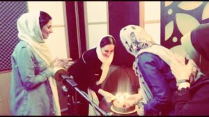Elham Jafarnezhad Instagram - صفحات فیلم ها رو ورق بزنید✔
خدااااااااای من....
آاااااااااخ که چقدر چسبید این به پیشواز رفتنشون برای تولدم...امروز سر کار همکارای مهربون،عزیز و صدا قشنگم😉
سورپرایزم کردند،اونم وسط ضبط!!!
عاشقتونم که انقدر با مزه و شیطونید و مهربون...
همیشه در تمام این سالها خانواده ام،دوستانم و همکارانم کلی قبل از تاریخ تولدم و کلی بعد از تولدم من رو غرق در سورپرایزها،کیک ها،گل ها و کادوهاشون کردند که اینها چه اندک چه زیاد 
چه ارزون چه گرون 
چه ساده و چه مجلل،همه اش مهره..مهر ...مهر ...مهر...
بچه ها جونی مرسیییییییی
خیلییییییی خوشحالم کردید امروز و چه خوب که این لحظات رو ثبت کردید...
در شب تولدم 
کلی آرزو کردم و آروزی حال خوب و سلامتی برای شما همراهان خوبم هم هست❤🎂👼🍭
🎈🎈🎈🎈🎈
پ.ن:امروز شهر در دست خانوما بود،مهسا خانوم عرفانی مدیر دوبلاژ بود و همه دوبلور ها خانم☺
مرسی مهسا جانم،ممنون از وقتی که گذاشتید،ممنون از همه جیغ ها و هوو هوو های یک تنه 
وقتی آرزو می کنم عاشق اون ایشالا ایشالا گفتناتم 😂😂😂😂
مرسی مهرخ جانم که مثل خواهر بزرگتری و انقدر مهربون،مرسی صنم جانم که انقده ماهی و دوست داشتنی،مرسی مریم جان ِ جنیلی که اینهمه قشنگی و کلی دلم برات تنگ شده بود،مرسی مریم جان ِ معینیان که انقدر گل و نازنین هستید،جای چند خانوم دیگه هم در فیلم خالی...
آرزو دارم
 روزهایی که در پیش داریم
 آغاز روزهایی باشه
 که آرزوشو داشتیم
آرزو یواشکی ام رو هم که
 نمی تونم بگم رازه😉🎂❤
@sanamnekoeghbal
@mahsaerfani

#پیشواز_تولد #شب_تولد #تولد 
#مهرخ_افضلی
#صنم_نکو_اقبال #مهسا عرفانی 
#مریم_جنیلی #مریم_معینیان 
#الهام_جعفرنژاد 
#الهام
🙈مرسی از علی آقای صدابردار برای همکاری در انجام سورپرایزه شیطون ها،فکر کردم دستگاه هنگ کرد و همه متن ها رو از اول باید بخونم !!!
😂وااای چه ماچ های مامان بزرگیه از ته دلی😂😂😂