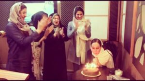 Elham Jafarnezhad Instagram - صفحات فیلم ها رو ورق بزنید✔
خدااااااااای من....
آاااااااااخ که چقدر چسبید این به پیشواز رفتنشون برای تولدم...امروز سر کار همکارای مهربون،عزیز و صدا قشنگم😉
سورپرایزم کردند،اونم وسط ضبط!!!
عاشقتونم که انقدر با مزه و شیطونید و مهربون...
همیشه در تمام این سالها خانواده ام،دوستانم و همکارانم کلی قبل از تاریخ تولدم و کلی بعد از تولدم من رو غرق در سورپرایزها،کیک ها،گل ها و کادوهاشون کردند که اینها چه اندک چه زیاد 
چه ارزون چه گرون 
چه ساده و چه مجلل،همه اش مهره..مهر ...مهر ...مهر...
بچه ها جونی مرسیییییییی
خیلییییییی خوشحالم کردید امروز و چه خوب که این لحظات رو ثبت کردید...
در شب تولدم 
کلی آرزو کردم و آروزی حال خوب و سلامتی برای شما همراهان خوبم هم هست❤🎂👼🍭
🎈🎈🎈🎈🎈
پ.ن:امروز شهر در دست خانوما بود،مهسا خانوم عرفانی مدیر دوبلاژ بود و همه دوبلور ها خانم☺
مرسی مهسا جانم،ممنون از وقتی که گذاشتید،ممنون از همه جیغ ها و هوو هوو های یک تنه 
وقتی آرزو می کنم عاشق اون ایشالا ایشالا گفتناتم 😂😂😂😂
مرسی مهرخ جانم که مثل خواهر بزرگتری و انقدر مهربون،مرسی صنم جانم که انقده ماهی و دوست داشتنی،مرسی مریم جان ِ جنیلی که اینهمه قشنگی و کلی دلم برات تنگ شده بود،مرسی مریم جان ِ معینیان که انقدر گل و نازنین هستید،جای چند خانوم دیگه هم در فیلم خالی...
آرزو دارم
 روزهایی که در پیش داریم
 آغاز روزهایی باشه
 که آرزوشو داشتیم
آرزو یواشکی ام رو هم که
 نمی تونم بگم رازه😉🎂❤
@sanamnekoeghbal
@mahsaerfani

#پیشواز_تولد #شب_تولد #تولد 
#مهرخ_افضلی
#صنم_نکو_اقبال #مهسا عرفانی 
#مریم_جنیلی #مریم_معینیان 
#الهام_جعفرنژاد 
#الهام
🙈مرسی از علی آقای صدابردار برای همکاری در انجام سورپرایزه شیطون ها،فکر کردم دستگاه هنگ کرد و همه متن ها رو از اول باید بخونم !!!
😂وااای چه ماچ های مامان بزرگیه از ته دلی😂😂😂