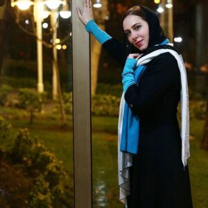Elham Jafarnezhad Instagram - ملالی نيست جز گم شدنِ گاه به گاهِ خيالی دور
که مردم به آن شادمانیِ بی‌سبب می‌گويند
با اين همه عمری اگر باقی بود
طوری از کنارِ زندگی می‌گذرم
که نه زانویِ آهویِ بی‌جفت بلرزد و
نه اين دلِ ناماندگارِ بی‌درمان
«سید علی صالحی»
____________________
بخواهید تا به شما داده شود، بجویید تا بیابید،در بزنید تا به روی شما باز شود،زیرا هر که چیزی بخواهد،به دست خواهد آورد،و هر که بجوید،خواهد یافت...کافی است در بزنید که در به رویتان باز می شود.
(انجیل)
میلاد حضرت مسیح پیامبر مهربانی و فرا رسیدن کریسمس رو به همه مهربانان تبریک میگم،بخصوص به هموطنان محترم  مسيحی.
عکاس محترم:مسعود ساکی.
بعضی از عکس ها هستند که آدم خیلی دوسشون داره و دوست داره هر چند وقت یکبار مرورشون کنه.
#واکسن_بخرید #برای_مردم_ایران_واکسن_کرونا_بخرید
#الهام_جعفرنژاذ 
#کریسمس