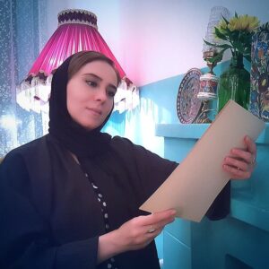 Elham Jafarnezhad Instagram - خب سیمین جان، یک خریّت کرده ام که ناچارم برایت بنویسم،بعد از ظهر از سرکاغذ بلند شدم لباس پوشیدم و رفتم شمیران،می خواستم کمی هوا بخورم. چون صبح تا آن وقت خانه مانده بودم نزدیک پل رومی که رسیدم دم غروب بود و هوا تاریک داشت می شد،از پل عبور کردم و یک مرتبه یادم به آن روزها افتاد که با هم از همین راه می آمدیم و می رفتیم و آخرین و تنها گردشگاهمان بود.روی هر سنگی که یک وقت نشسته بودیم اندکی نشستم و هوای تو را بو کردم و در جستجوی تو زیر همه درختها را گشتم و بعد از همان راه به طرف جاده ی پهلوی راه افتادم.وسطهای راه کم کم تاریک شد و کسی هم نبود،یک مرتبه گریه ام گرفت اگر بدانی چقدر گریه کردم،از نزدیکی های آن جا که آن شب پایت پیچید و رگ به رگ شد( یادت هست؟) گریه ام گرفت تا برسم به اول جاده ی آسفالته آن طرف که نزدیک جاده ی پهلوی می شود. همین طور گریه می کردم و هق هق کنان می رفتم گریه کنان رفتم تا پای آن دو تا درخت که بالای کوه است و یکی دو سه بار قبل از عروسی پای آن نشستیم ... یادت هست؟ 
 اگر بدانی چقدر هوای تو را کرده بودم،آن قدر دلم گرفت که می دیدم در غیاب تو همان کوه و تپه،همان پستی و بلندی ها، همان درخت ها و جوی ها هستند، من هم هستم، ولی تو نیستی...
وقتی تنها دلخوشی آدم،تنها همزبان آدم، تنها دوست آدم، تنها زن محبوب آدم، تنها عمر آدم، و اصلا همه وجود آدم را یک مرتبه از او بگیرند و ببرند آن طرف دنیا، دیگر نمی شود تحمل کرد. آخ که تصدقت می روم. مبادا از نوشتن این مطالب ناراحت شوی، چون من خودم پس از این گریه حالا آسوده تر شده ام،راحت تر شده ام،و چه کمک بزرگی است این گریه،و مردها چه سنگدل می شوند وقتی گریه شان بند می آید... ای خدایی که سیمین من تو را قبول دارد و من کم کم از همین لحظه و تنها به خاطر او هم شده می خواهم به تو عقیده پیدا کنم...
#نامه ای از زنده یاد 
#جلال_آل_احمد به همسرش #سیمین_دانشور 
چهارم آبان هزار و سیصد و سی و یک 
#الهام #الهام_جعفرنژاد #نامه #نامه_عاشقانه #دهه_سی #عشق 
#عشاق
