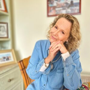 Eli de Caso Instagram - Cómo están? Espero que muy bien❤️ Les quiero agradecer por todo el cariño que me entregan, y que sientan un apoyo y un aporte, con los videos de la #fibromialgia 

He leído sus mensajes y las felicito por su fortaleza. 

Les dejo un abrazo cariñoso y seguimos aquí. 

#elidecaso #chile #mujerchile #instachile
