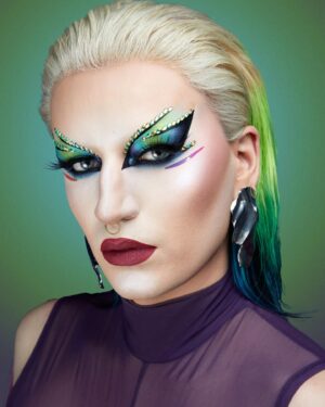 Elips Instagram - 💙💚 Dragcon 2023 💚💙
 
Day 2 ☀️
 
Picture by @ranobrac 💘
Hair by @trudie_balls 🔥
Makeup by me ⚡
 
#dragcon #dragconuk #rupaulsdragrace #rupaulsdragcon #dragcon2023 #dragqueen #makeup #art #elips