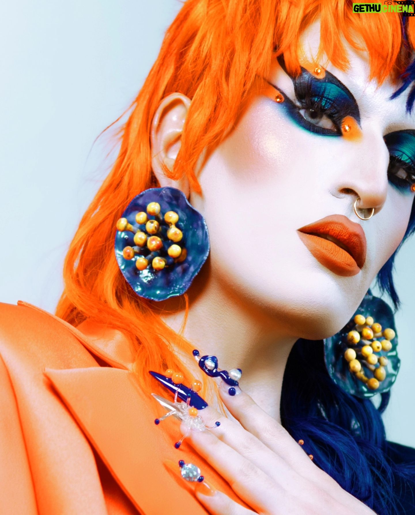 Elips - 7K Likes - ❤️🔥 Détails ❤️🔥
Je suis super heureux.se d'avoir pu travailler avec de sublimes créateurices pour ce look, notamment mon amie @roxanedemery qui a créé ces sublimes boucles d'oreilles en céramique pour l'occasion 💙🧡
Sans oublier ces incroyables nails réalisés par @the_nails_destroyers , ce sublime costume fabriqué par @_camo_couture et cette perruque coiffé par @trudie_balls ❤️🔥
Et enfin @nathanselighini qui a immortalisé cet instant avec ces sublimes photos ☀️
Allez voir leur travail ! Ça vaut vraiment le détour 😘❤️🔥