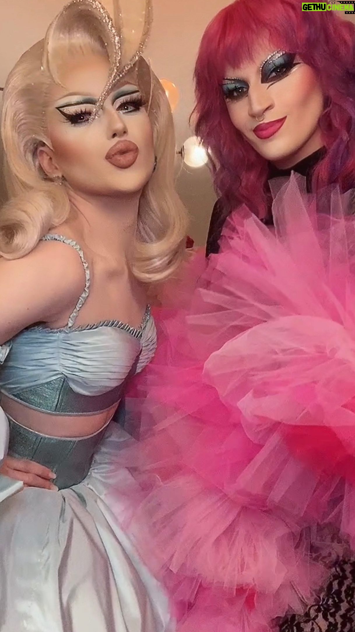 Elips - 9.3K Likes - 💘SISTERSSS💘
@elips___ & @kam_hugh doing what the girls want ✨✨✨
——
#drag #dragqueen #dragracefrance