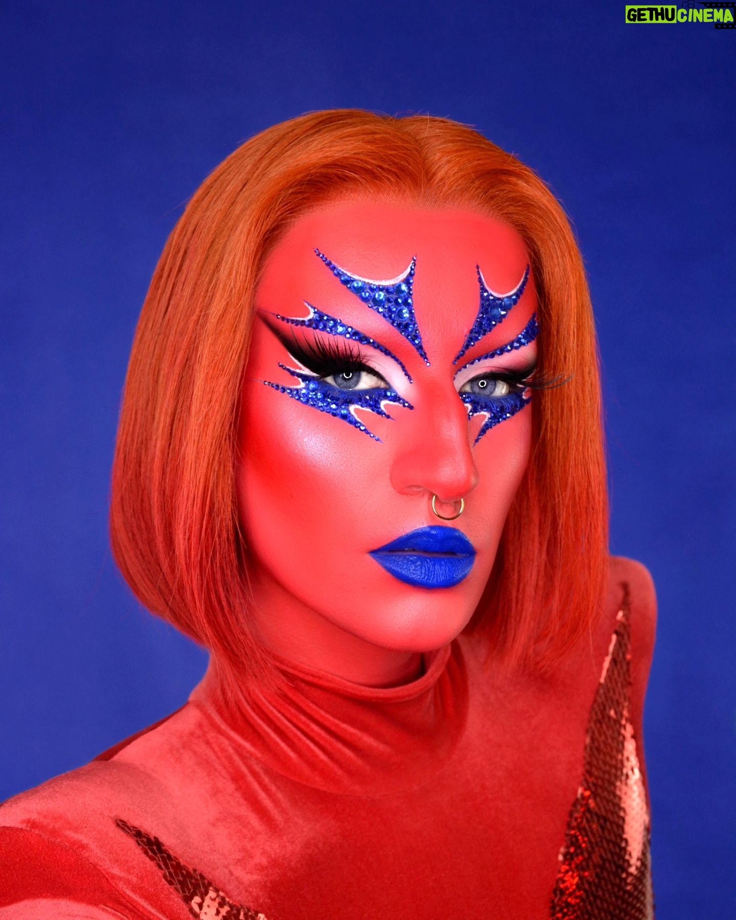 Elips - 6.5K Likes - 🔥 LIPS & LOVE #7 🔥
Bergamote, Elips, Prudence et Serge sont heureuses de vous proposer la septième édition de la Lips & Love ! Elle se tiendra le samedi 22 juin 2024 dans la Cour Mably à l'occasion du Festival des Fiertés organisé par le Girofard⚡
❤ Parce qu'être une Lips c'est que du Love, et que l'amour ça se partage, la Familips a invité des artistes de qualité : Rose et Punani, Fluffy Bidule et Camomille. Toutes les huit ont bien l'intention de vous faire vibrer, de vous exciter, de vous amuser et surtout de vous inonder d'amour, au travers de leur show. Le show sera précédé d'un djset de SOHIER qui vous ambiancera comme jamais ! ❤
RÉSERVATION -> Lien en bio
INFOS PRATIQUES :
💰 Entrée: 13€/16€
🗓 22/06/2024 - 17h30-00h00
📍3 rue Mably, 33000 BORDEAUX
🍻 Bar et restauration à l’intérieur
🚫 Nous condamnons tout acte homophobe, transphobe, misogyne, sexiste, raciste, antisémite, discriminatoire de quelque nature qu'il soit, ainsi que la violence, la haine et l'irrespect sous toutes leurs formes. Nous en appelons à la bienveillance de chacun.e pour faire de cette soirée un moment de partage, de sympathie et de bonheur. Si tu te sens mal à l'aise, menacé.e, harcelé.e ou si tu observes quelque chose que tu estimes inappropriée dans cet endroit et à ce moment précis : adresse-toi aux drags organisateurs.trices ! Nous souhaitons faire de ce moment un espace de liberté et de lâcher-prise. 🚫