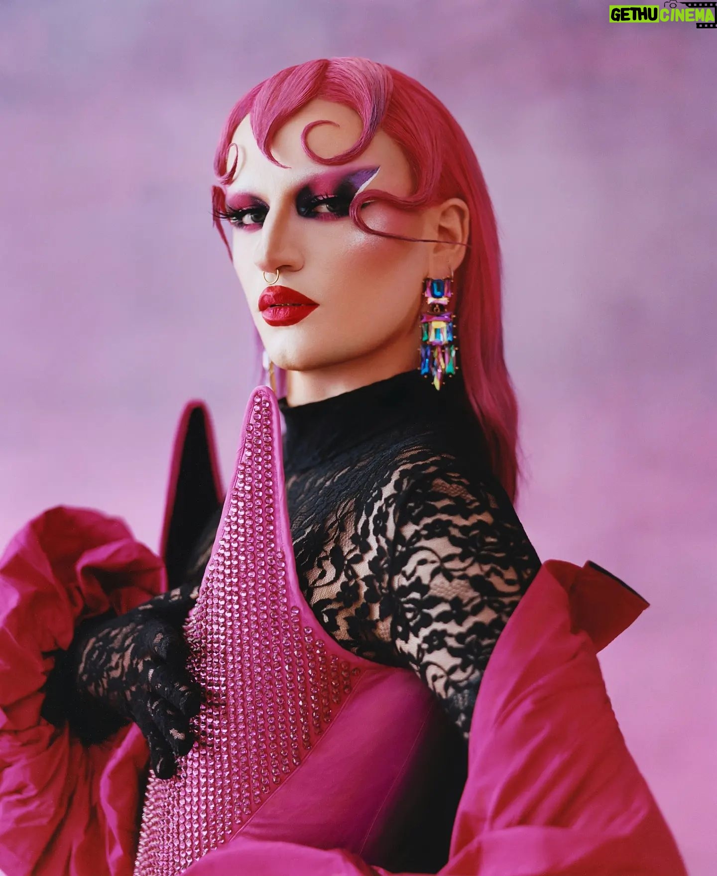 Elips - 6.2K Likes - 💕 Reines 💕
Tu ne sais toujours pas quoi offrir à Noël ?
Le livre - Reines L'art du drag à la française - de @thenickydoll, dans lequel j'ai eu la joie d'apparaître, est toujours disponible partout 🔥
Merci @dariussi pour ces sublimes photos 😘
Coat @maison_lagrimadeescarcha
Corset @emmanuelbcourau
Suit @ladymissboo
Encore bravo @chris__davin et @matthieubobarddeliere ⚡
#drag #book #art #artist #artwork #dragqueen #dragqueer #makeup #mua