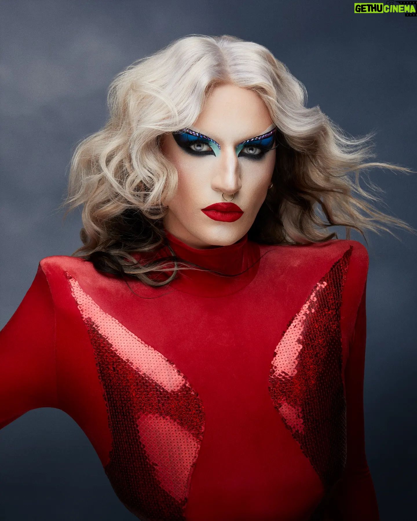 Elips - 8.4K Likes - 🔥 Ready 🔥
J - 10 avant le retour de @dragrace_francelive ⚡⚡⚡
Vous êtes excités ? Parce que moi oui 🔥
Picture by @ranobrac ❤
Suit by @ladymissboo 💕
Hair by @trudie_balls ☀️
#DragRaceFrance #dragracefrancelive #show #drag #dragqueer #lgbtqia #dragqueen #dragrace #rupaulsdragrace #art #artwork #elips
