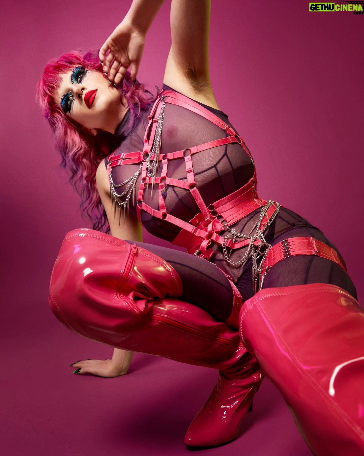 Elips - 6.5K Likes - 🔥💕🔥
Harness by @playsweetlingerie 🔥
Suit by @ladymissboo 💕
Hair by @trudie_balls 💘
Picture by @ranobrac 💓
#drag #dragqueer #elips #DragRaceFrance #dragrace #pink #pinkhair