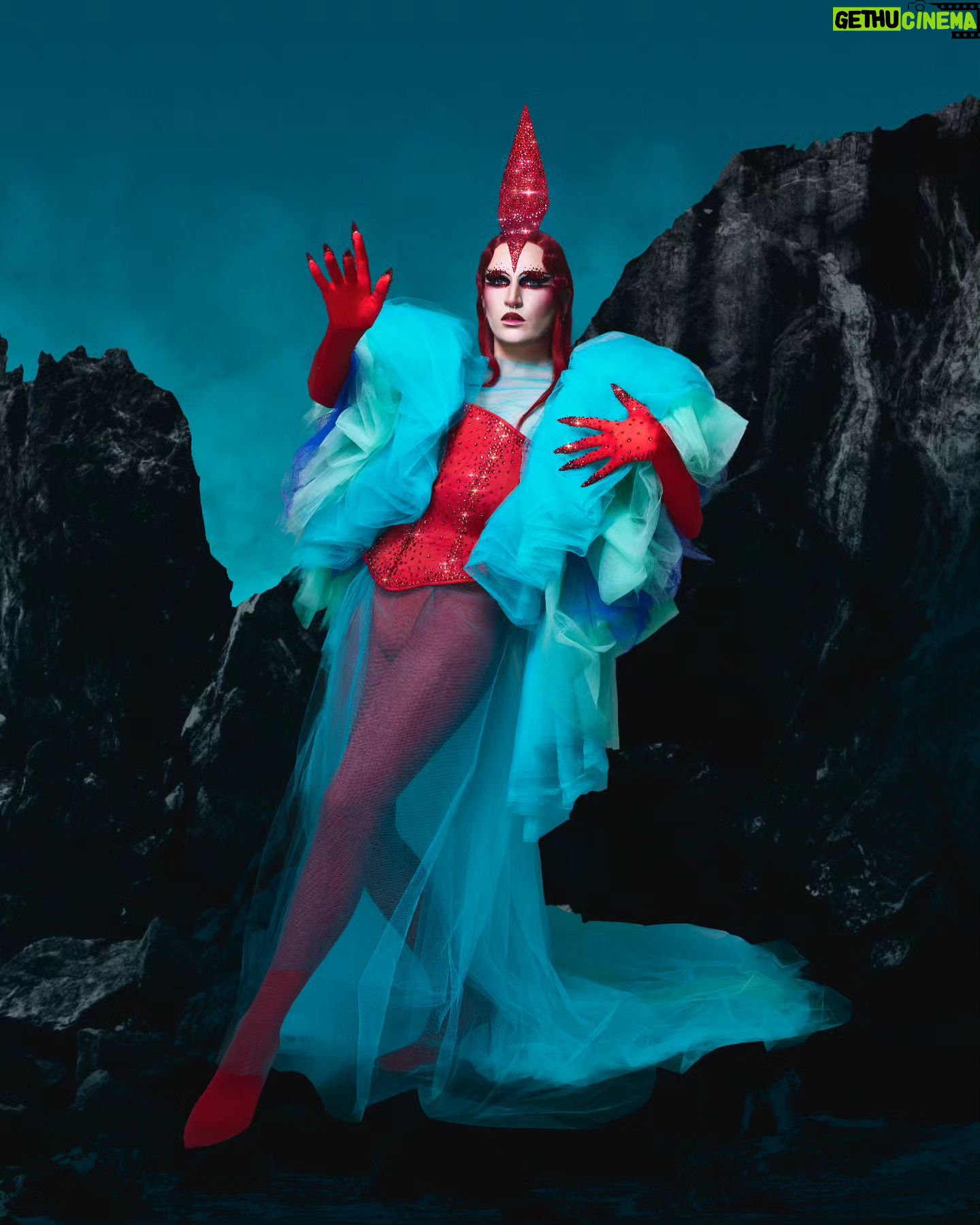 Elips - 13.1K Likes - 💙 Miss Congeniality 2 💙
Je suis tellement fière d'être venue couronner cette sublime personne et incroyable artiste @moondragqueen 🔥❤
Je n'aurais pas rêvé mieux comme Miss Sympathie de cette saison 2 de @dragrace_france ☀️
Bravo à toutes les filles de cette deuxième saison, j'ai tellement hâte de vous voir en tournée ❤
Corset by @emmanuelbcourau ❤
Dress by @maison_lagrimadeescarcha 💙
Headpiece by me ⚡
Picture by @ranobrac 💕
#DragRaceFrance #misscongeniality #dragqueen #dragqueer #dragrace #drag #misssympathie