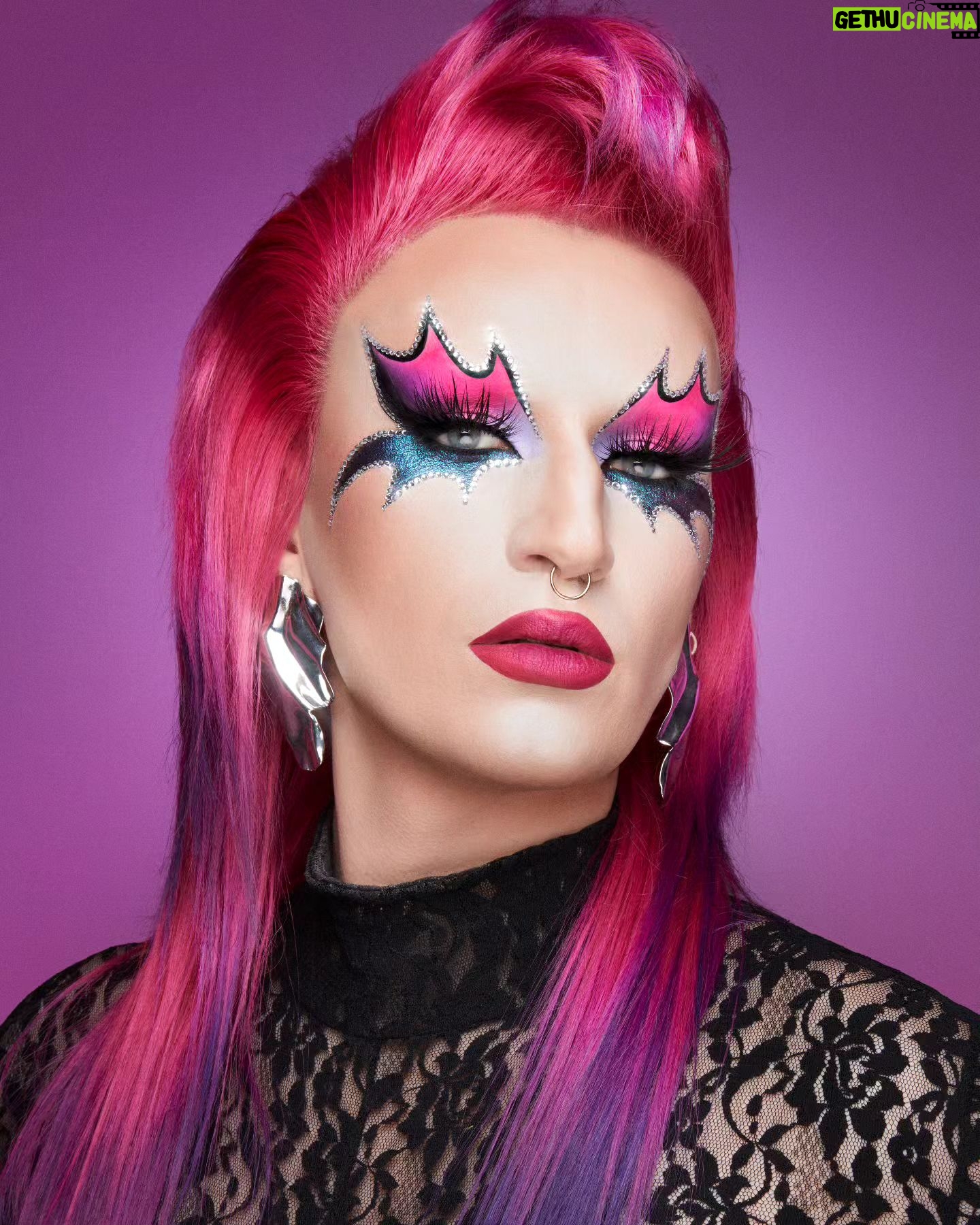 Elips - 7.5K Likes - ⚡Glamrock⚡
Makeup épisode 2 de @dragrace_france saison 2 🔥
Pic by @ranobrac ❤
Suit by @ladymissboo 💕
Makeup by me⚡
#dragracefrancesaison2 #DragRaceFrance #dragqueer #queer #dragqueen #glamrock #pink #mua #art #makeup #makeupart