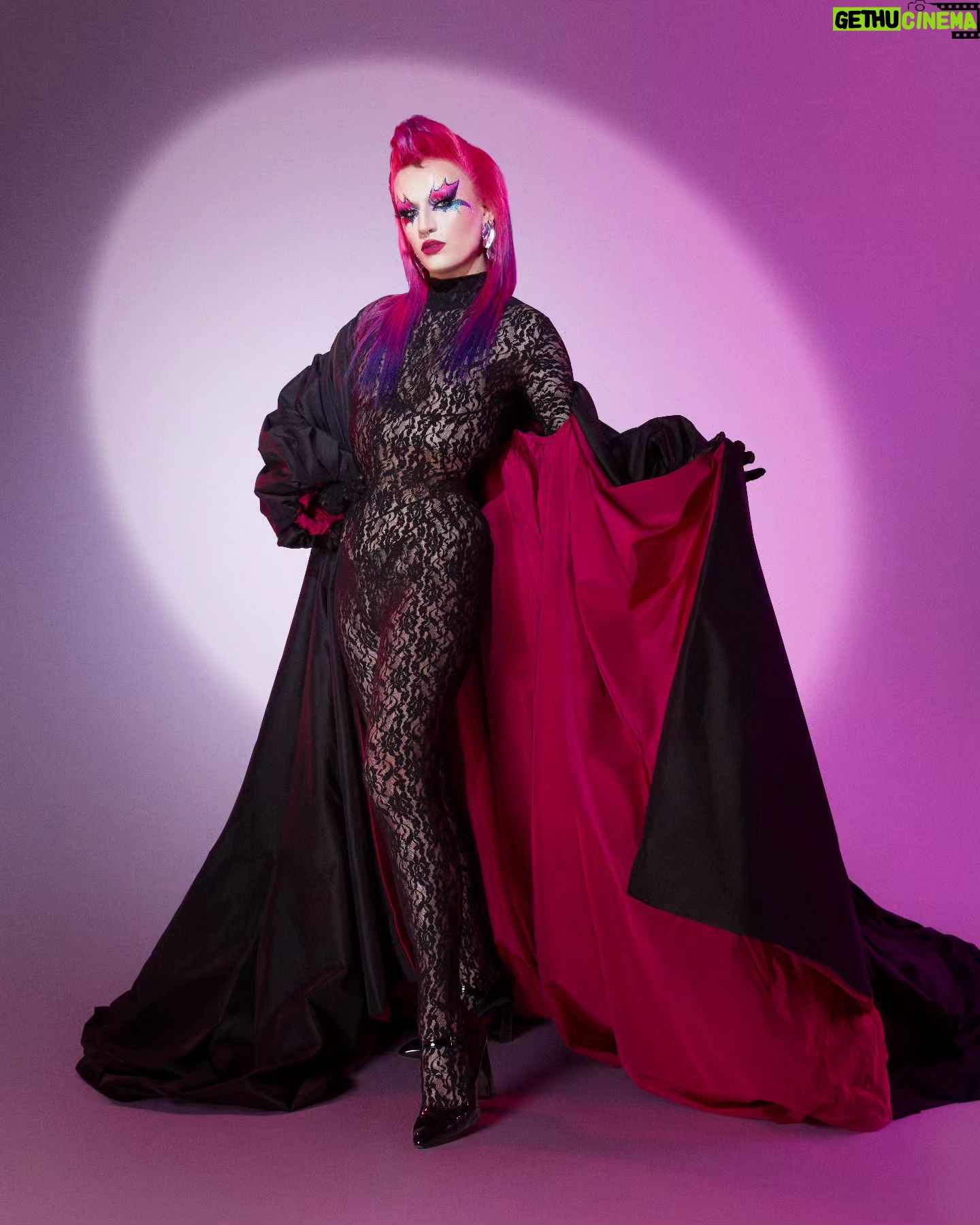 Elips - 6.5K Likes - 🔥 Back Again 🔥
Quel plaisir de revenir sur le Main Stage pour admirer nos sœurs de @dragrace_france saison 2 lors de leur Talent Show ☀️❤
Bravo à toustes, vous nous avez émerveillé 💜💜💜
@sara____forever
@roseandpunani
@gingerbitch_off
@moondragqueen
@kitty___space
@keiona____
@vespi__
@pichecometrue
@cookie_kunty
@themamiwatta
Hâte de voir la suite 🔥💕🔥
Suit by @ladymissboo 💕
Coat by @maison_lagrimadeescarcha ❤
Pic by @ranobrac 🔥💘
#dragracefrancesaison2 #DragRaceFrance #runaway #dragqueen #dragqueer #queer #rupaulsdragrace #talentshow #dragshow