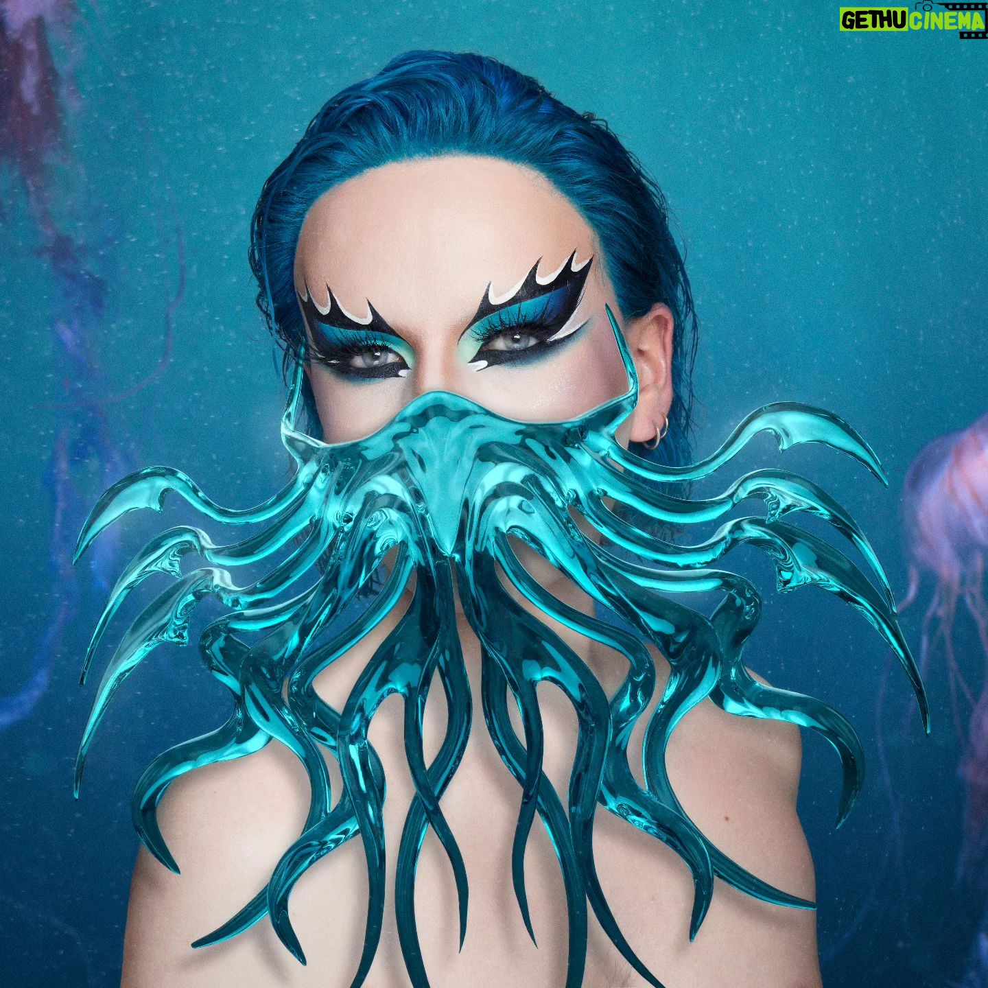 Elips - 5.6K Likes - 💙 Queer Creature 💙
Thank you @xtended_identity for this collab 🔥💜
Thanks to @ranobrac for this amazing picture 😘💙💙
#xtendedreality #mermaid #thelittlemermaid #drag #dragqueer #DragRaceFrance #elips #sea #ocean #art #artwork #queer #dragqueer #xtendedidentity