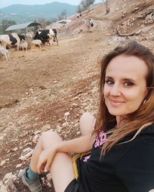 Elisa Di Eusanio Instagram - Sono riuscita a godermi un po' di tempo al @capraliberatutti 🐮💜
Vorrei potervi descrivere il silenzio che avvolgeva quello spazio 

Ho provato una sensazione di pace e di calma indescrivibile semplicemente nello stare lì in ascolto a osservare i bovini ruminare e ondeggiare con la loro andatura maestosa.

Ho un debole per i bovini
Sono creature che in qualche modo mi incantano 

Nessunə di loro ospite qui vedrà mai un macello e credo che loro lo sappiano.

La grande consapevolezza è sapere che esiste la possibilità di un rifugio anche per me 
un' altro modo di intendere (volendo) l'esistenza.

Questa possibilità di fuga a portata di mano questa possibilità di decidere in qualsiasi momento che un' altra vita è possibile dona al mio animo una grande serenità.

Grazie @capraliberatutti per la serata magnifica 
frammenti di pace e cristalli di luce da portarsi come ruota di scorta nel turbine del quotidiano.

In compagnia della mia nuova acquisita sorella @paolamammini con la quale è una gioia condividere il tempo.

#instaeli
