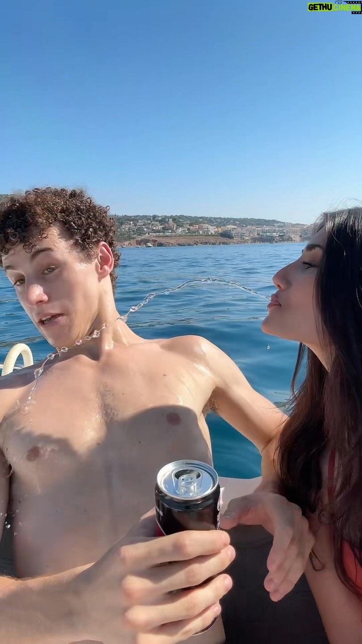 Elisa Ezzedine - 7.5K Likes - Une petite douche gratuite 😂