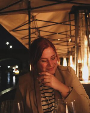 Elísabet Benavent Instagram - No me acostumbro a que me hagas fotos y que me saques sincera, nada impostada, sonriente. 
Tampoco me acostumbro a la tranquilidad, a la calma, al poder hablarlo todo, a entender que las pastillas de la guitarra pueden ser imanes (o algo así). 
No deja de sorprenderme que me ofrezcas ayuda sin invadir espacio, sin invalidarme, sin condescendencia. Supongo que estaba acostumbrada a lo malo. Supongo que pensaba que el  amor era un asalto, una taquicardia, una hoguera donde purgar mis pecados.
Y no.
Es extraño echar la vista atrás y ver ya tanto acumulado… tantas instantáneas, tantas risas, tantos lugares, tantas tardes con mis pies en tu regazo, tantas escaleras subidas. Y también es raro mirar hacia delante y ver que el futuro está ahí, al alcance de la mano. 
Y si es extraño es porque desde que estás, el espacio y el tiempo son un papel que se arruga a nuestro antojo. Que se dilata y se contrae en lo que dura una siesta y en el recorrer de un año.
Puede que aún me sorprenda, sí, pero ya no quiero otra cosa que crecer contigo.