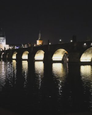 Elísabet Benavent Instagram - No me acostumbro a que me hagas fotos y que me saques sincera, nada impostada, sonriente. 
Tampoco me acostumbro a la tranquilidad, a la calma, al poder hablarlo todo, a entender que las pastillas de la guitarra pueden ser imanes (o algo así). 
No deja de sorprenderme que me ofrezcas ayuda sin invadir espacio, sin invalidarme, sin condescendencia. Supongo que estaba acostumbrada a lo malo. Supongo que pensaba que el  amor era un asalto, una taquicardia, una hoguera donde purgar mis pecados.
Y no.
Es extraño echar la vista atrás y ver ya tanto acumulado… tantas instantáneas, tantas risas, tantos lugares, tantas tardes con mis pies en tu regazo, tantas escaleras subidas. Y también es raro mirar hacia delante y ver que el futuro está ahí, al alcance de la mano. 
Y si es extraño es porque desde que estás, el espacio y el tiempo son un papel que se arruga a nuestro antojo. Que se dilata y se contrae en lo que dura una siesta y en el recorrer de un año.
Puede que aún me sorprenda, sí, pero ya no quiero otra cosa que crecer contigo.