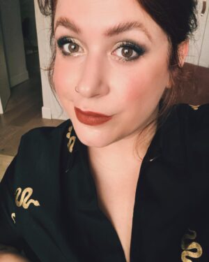 Elísabet Benavent Instagram - Desde que te conocí, he leído muchos libros, pero creo que mi historia preferida sigue siendo la nuestra. Aunque, claro, como todas las historias de amor que ocurren en la vida real, probablemente solo sea especial para nosotros.
Desde que me enamoré de ti, he dejado muchos vicios, incorporado buenas costumbres e intentado meditar a diario; he dejado el café, el tabaco y el flagelo, pero sigo siendo un desastre: un mundo caótico, un escenario post apocalíptico, ruido de copas rotas y descorchar de botellas de champán.
Desde que te dije te quiero, como si fuera la expresión más común de nuestro idioma compartido, he descubierto mi lugar favorito (el hueco que dejas entre tu brazo y tu pecho para que me acurruque cuando despertamos juntos, antes de rendirnos a la rutina y salir de entre las sábanas), un nuevo olor preferido (el de tu cuello) y tantos sabores como restaurantes hemos visitado con la excusa de un aniversario inventado.
Desde que te quiero, Madrid ha cambiado. Probablemente yo también. Ahora entiendo las ansias de viento frío, cuánto me gusta el pasto verde y el mar, los cementerios antiguos (muy antiguos), y las noches claras. 
Desde que te quiero, no es que el mundo tenga más sentido, es que he comprendido que lo quiero recorrer contigo.