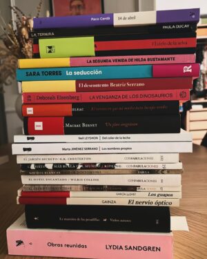 Elísabet Benavent Instagram - Desde que te conocí, he leído muchos libros, pero creo que mi historia preferida sigue siendo la nuestra. Aunque, claro, como todas las historias de amor que ocurren en la vida real, probablemente solo sea especial para nosotros.
Desde que me enamoré de ti, he dejado muchos vicios, incorporado buenas costumbres e intentado meditar a diario; he dejado el café, el tabaco y el flagelo, pero sigo siendo un desastre: un mundo caótico, un escenario post apocalíptico, ruido de copas rotas y descorchar de botellas de champán.
Desde que te dije te quiero, como si fuera la expresión más común de nuestro idioma compartido, he descubierto mi lugar favorito (el hueco que dejas entre tu brazo y tu pecho para que me acurruque cuando despertamos juntos, antes de rendirnos a la rutina y salir de entre las sábanas), un nuevo olor preferido (el de tu cuello) y tantos sabores como restaurantes hemos visitado con la excusa de un aniversario inventado.
Desde que te quiero, Madrid ha cambiado. Probablemente yo también. Ahora entiendo las ansias de viento frío, cuánto me gusta el pasto verde y el mar, los cementerios antiguos (muy antiguos), y las noches claras. 
Desde que te quiero, no es que el mundo tenga más sentido, es que he comprendido que lo quiero recorrer contigo.