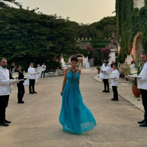 Elisabetta Canalis Instagram - Sicilia, terra dell’amore.. si conclude qui questo viaggio in cui abbiamo celebrato l’Amore e l’amicizia ❤️
Ieri  si sono sposate 2 persone speciali a cui voglio tanto bene .
Cari Pit e Niky ci avete fatto piangere , ridere ballare e mangiare divinamente in questa terra cosi’ magica ed ospitale… 
Wishing you a lifetime of love and happiness 🇨🇳 🇮🇹