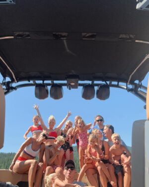 Elizabeth Smart Instagram - Fourth of July fun on the lake🇺🇸❤️ My favorite place with my favorite people!