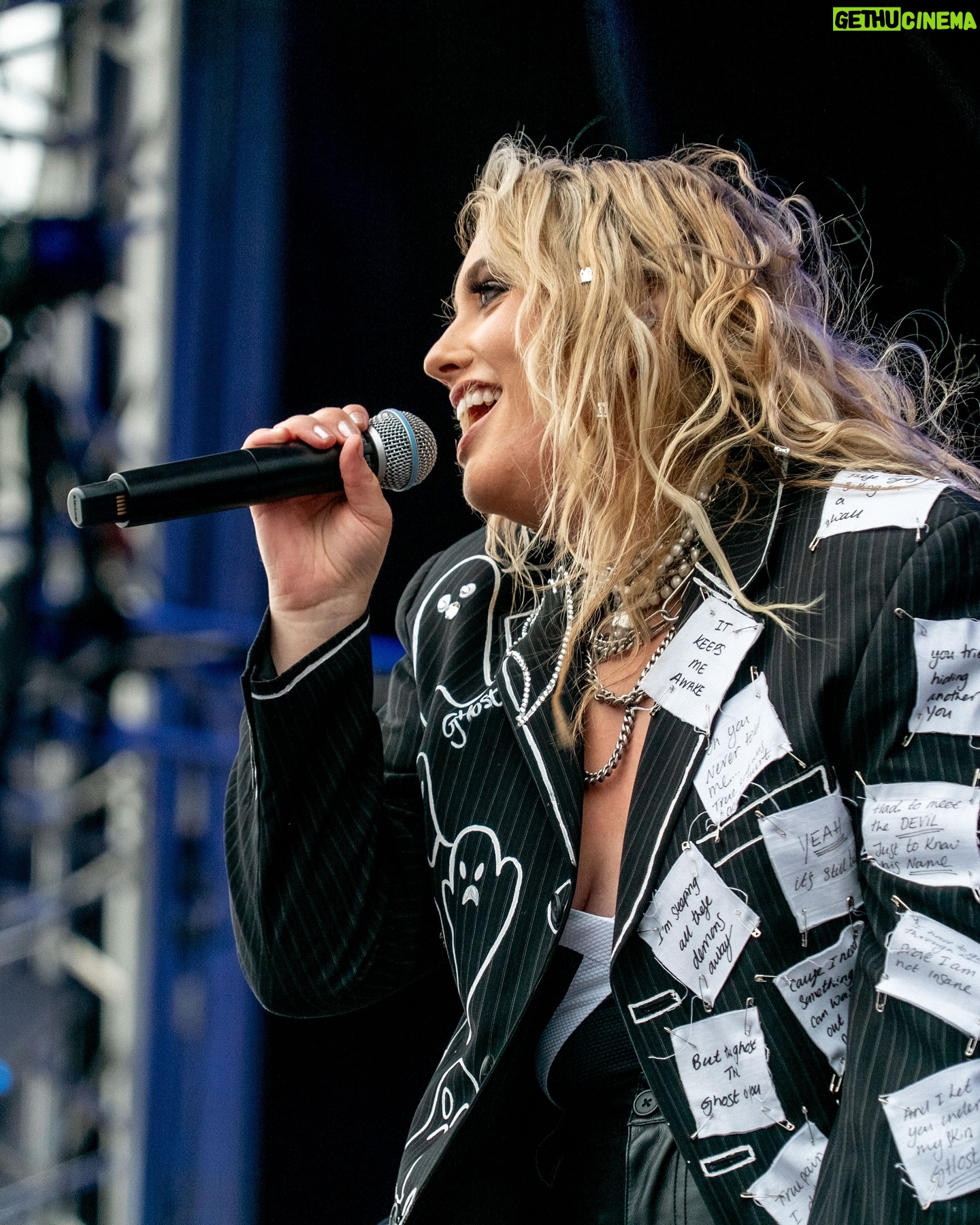 Ella Henderson - 3.3K Likes - Bank holiday weekend with @yorkshirewildlifepark and @thebigfeastival 🙌🏼 Thank you so much to everyone who came down to watch and support, love you all!! 💖 E x x #festivalseason