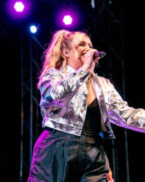 Ella Henderson Instagram - Bank holiday weekend with @yorkshirewildlifepark and @thebigfeastival 🙌🏼 Thank you so much to everyone who came down to watch and support, love you all!! 💖  E x x #festivalseason