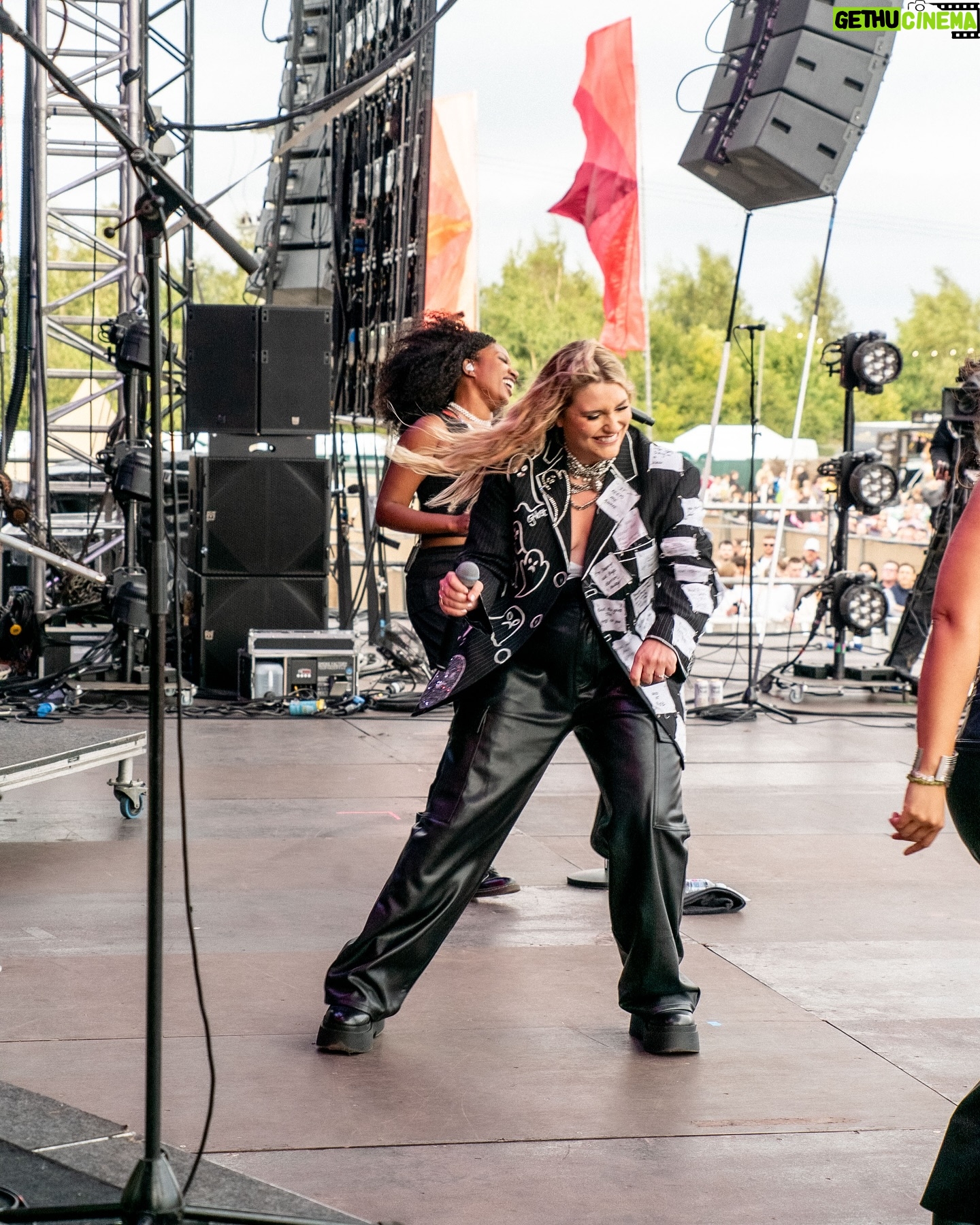 Ella Henderson - 3.3K Likes - Bank holiday weekend with @yorkshirewildlifepark and @thebigfeastival 🙌🏼 Thank you so much to everyone who came down to watch and support, love you all!! 💖 E x x #festivalseason