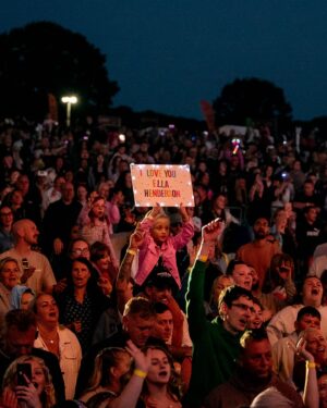 Ella Henderson Instagram - Bank holiday weekend with @yorkshirewildlifepark and @thebigfeastival 🙌🏼 Thank you so much to everyone who came down to watch and support, love you all!! 💖  E x x #festivalseason