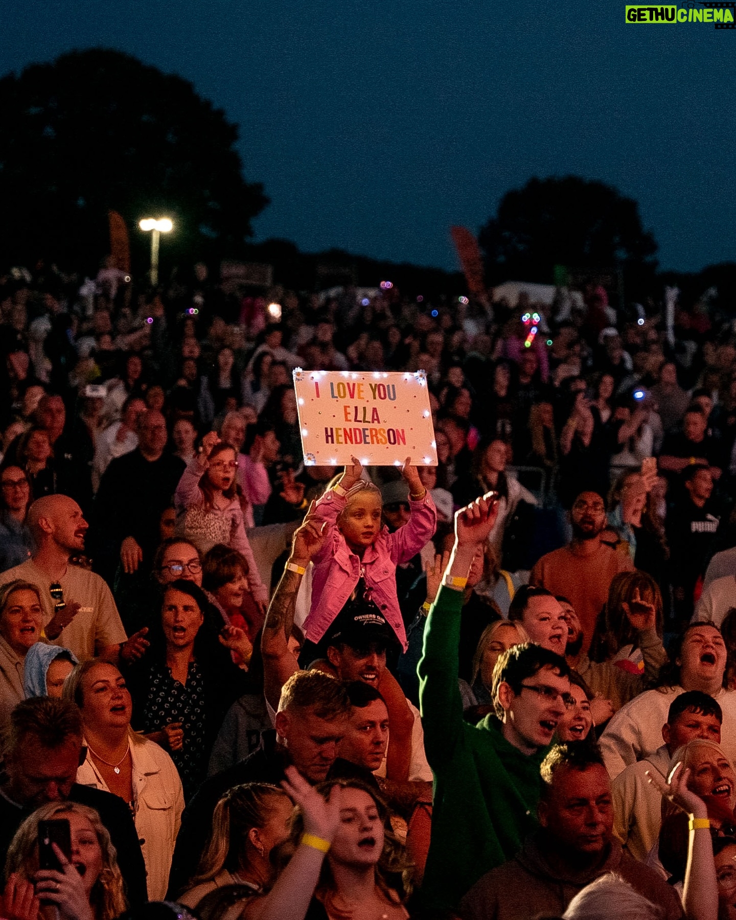 Ella Henderson - 3.3K Likes - Bank holiday weekend with @yorkshirewildlifepark and @thebigfeastival 🙌🏼 Thank you so much to everyone who came down to watch and support, love you all!! 💖 E x x #festivalseason