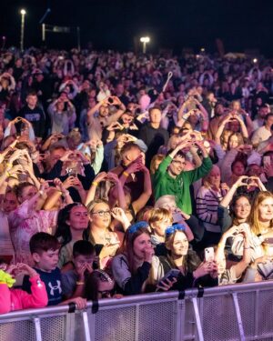 Ella Henderson Instagram - Bank holiday weekend with @yorkshirewildlifepark and @thebigfeastival 🙌🏼 Thank you so much to everyone who came down to watch and support, love you all!! 💖  E x x #festivalseason
