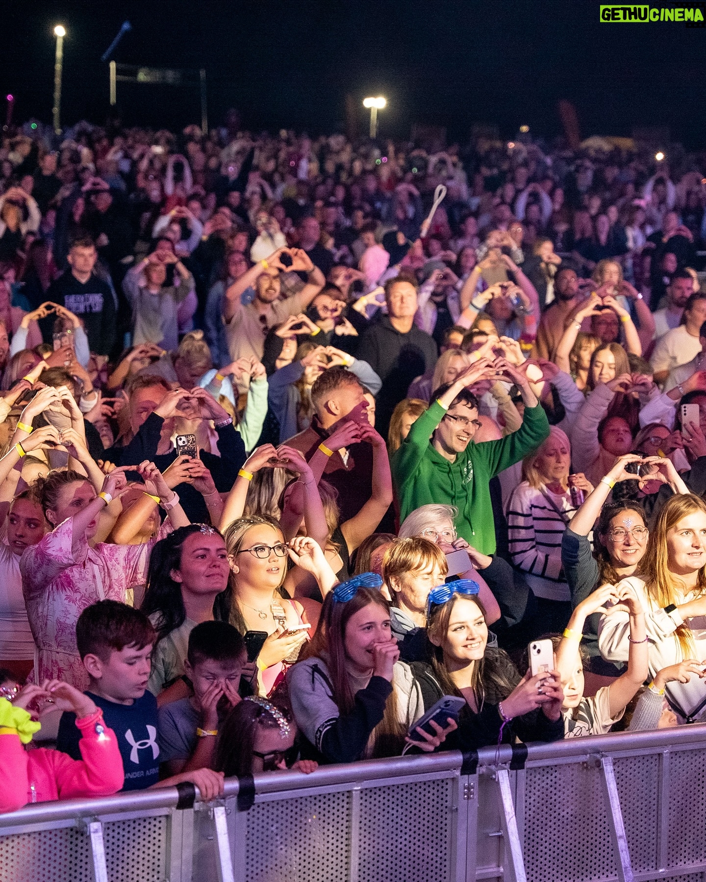Ella Henderson - 3.3K Likes - Bank holiday weekend with @yorkshirewildlifepark and @thebigfeastival 🙌🏼 Thank you so much to everyone who came down to watch and support, love you all!! 💖 E x x #festivalseason