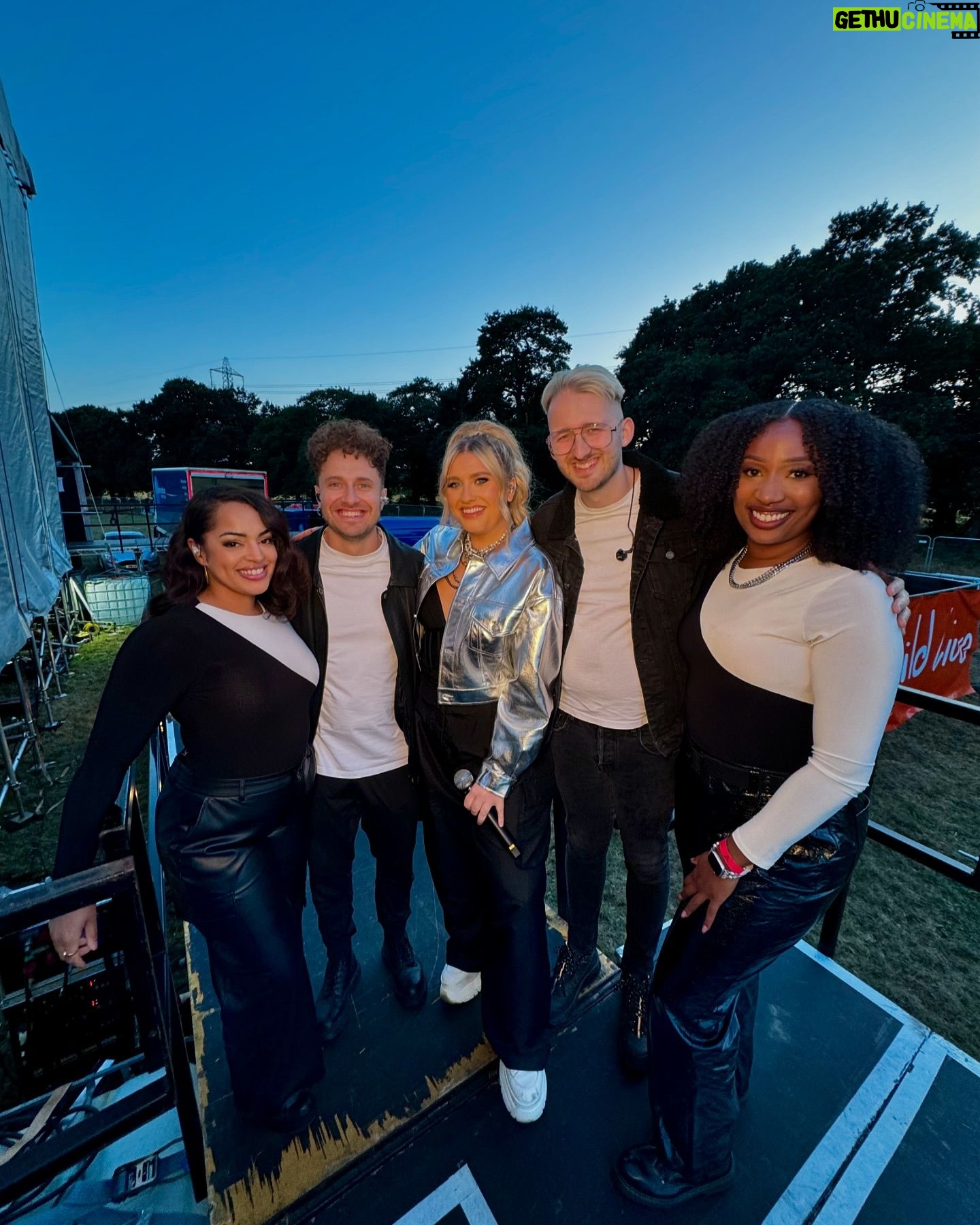 Ella Henderson - 3.3K Likes - Bank holiday weekend with @yorkshirewildlifepark and @thebigfeastival 🙌🏼 Thank you so much to everyone who came down to watch and support, love you all!! 💖 E x x #festivalseason