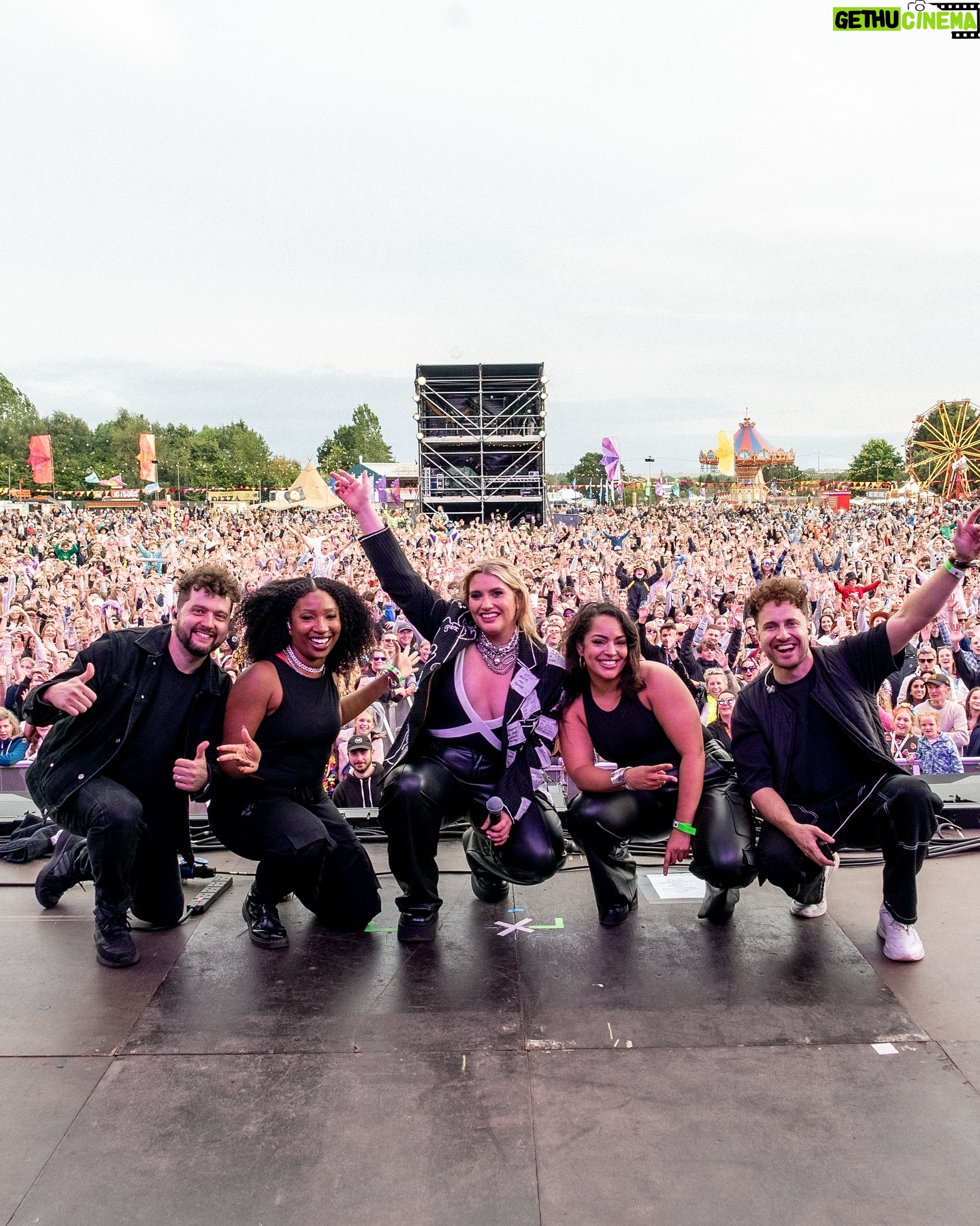 Ella Henderson - 3.3K Likes - Bank holiday weekend with @yorkshirewildlifepark and @thebigfeastival 🙌🏼 Thank you so much to everyone who came down to watch and support, love you all!! 💖 E x x #festivalseason