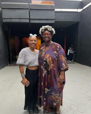 Ellen Oléria Instagram - a sauna lésbica na bienal de são paulo foi um lugar de cura. muito bonito o encontro com essa gente maravilhosa! obrigada pelo convite e pela partilha, meu povo. 🌹 
@malu95_  @diaspora @lu_ferreira_lu