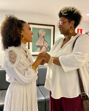 Ellen Oléria Instagram - que encontro bonito. @marienedecastro e @robertocaribemendes fizeram um espetáculo de doçuras. ainda dei um abraço na nossa ministra @margarethmenezes e em @joanagiron 🧡💜❤️ que noite, senhoras! que noite!