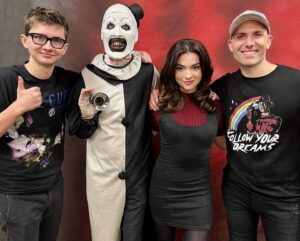 Elliott Fullam Instagram - HAPPY BIRTHDAY to @laurenlavera !!! We love you and we look forward to many more great times together! It’s been wonderful watching you grow as an actress!!! Have a great day, “big sis!”🖤🖤🖤🎉🎉🎉