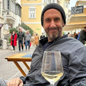 Elmar Paulke Instagram - Es könnte ein paar Grad wärmer sein, aber der Kerner schmeckt dennoch 😁✌🏻

Lieben Gruß aus Bozen😘

#südtirol #bozen #wein #kerner