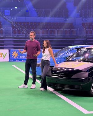 Elmar Paulke Instagram - Tomorrow my friends, die Autoball-EM, LIVE ab 20.15 Uhr @prosieben. 8 Nationen, @sebastianpufpaff für Deutschland 🇩🇪… @stevengaetjen moderiert, Reporterin @lauramahofmann und ich singe 🎤… come ooonnn.