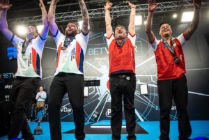 Elmar Paulke Instagram - England gewinnt nach 2016 mal wieder den World Cup of Darts. 🏆 Zum 5. Mal!!!! Die Dominanz der Engländer aktuell im Darts findet bei dieser Team-WM seine Fortsetzung! Luke Humphries und Michael Smith agierten in einer eigenen Liga!
Im Finale besiegten sie Österreich mit 10:6. 
Dass Mensur Suljovic und Rowby-John Rodriguez es zum zweiten Mal nach 2021 ins Finale geschafft haben, ist sensationell, als Nr. 53 und 56 der Welt. Damit sind sie für den Grand Slam of Darts qualifiziert, was für den Erhalt der TourCard entscheidend sein könnte.

Vielen Dank für ein wunderbares Wochenende @dazn_de !  Vielen Dank @maximiser180! Der World Cup of Darts wird irgendwie mit jedem Jahr besonderer. Cool. Game On! 🎯