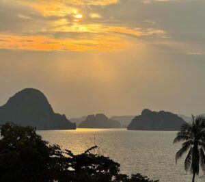 Élodie Fontan Instagram - Découverte de la Thaïlande et ses décors de rêve 💖🐒🌅 #tournage #Masupilami #Thaïlande #Paradis